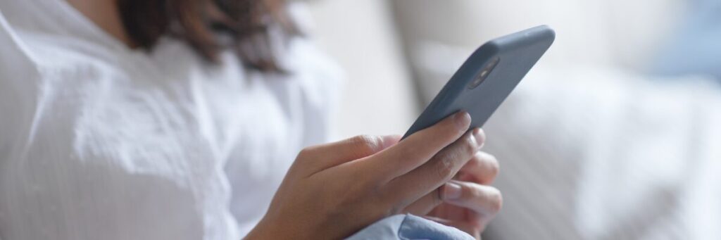 ①この製品の最大の特徴は、軽量で持ち運びが簡単な点です。