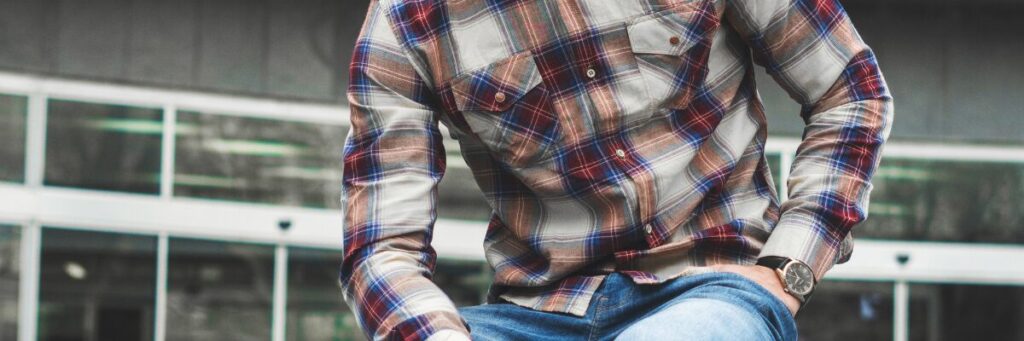 ②彼の着ている洋服は、色の使い方が特徴的ですね。