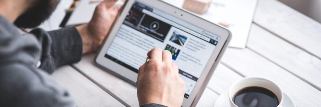 ニュースの感想を知人に話す